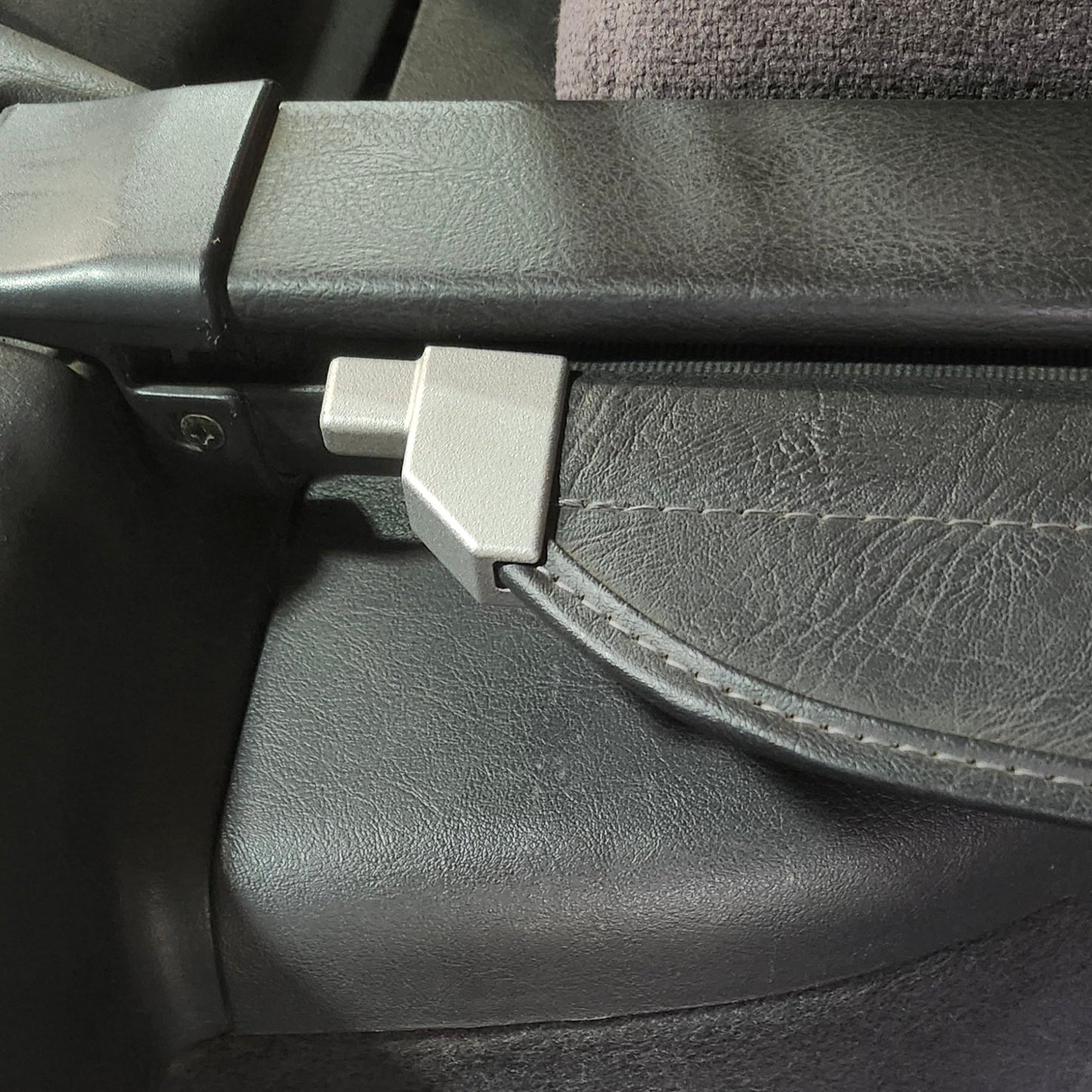 2nd Gen Subaru Legacy Cargo Cover Tabs
